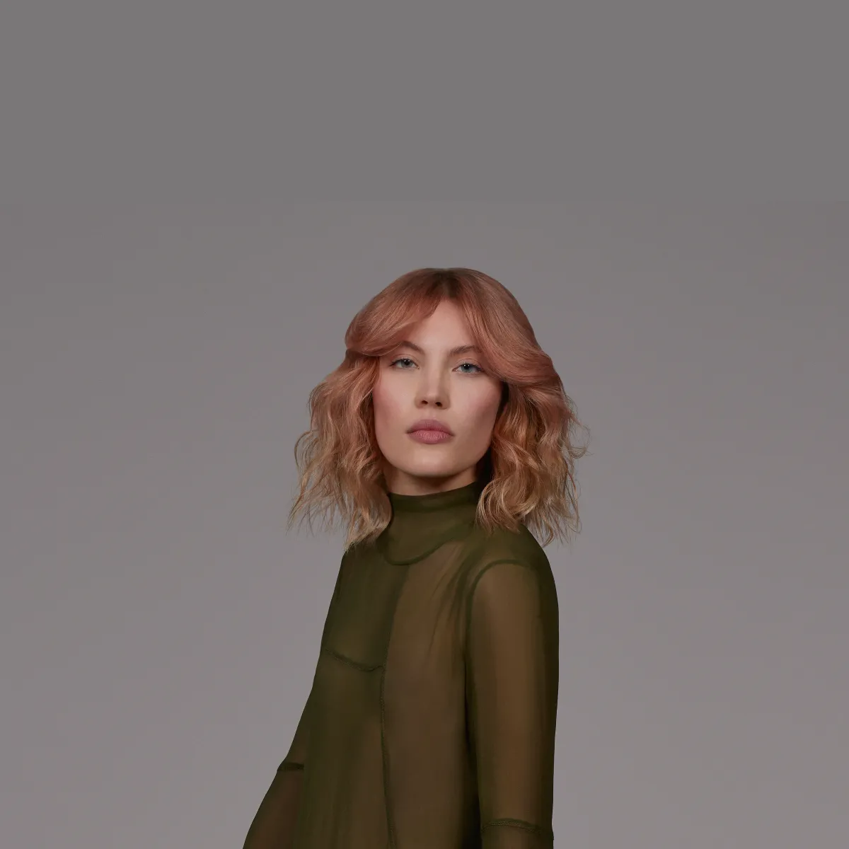 mujer con corte de cabello